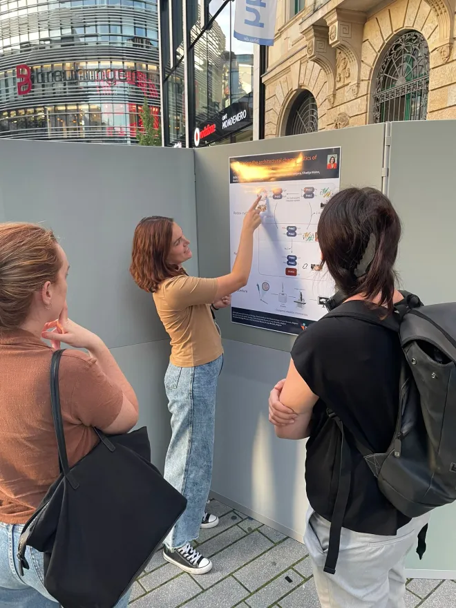 Julia explaining her scientific approach