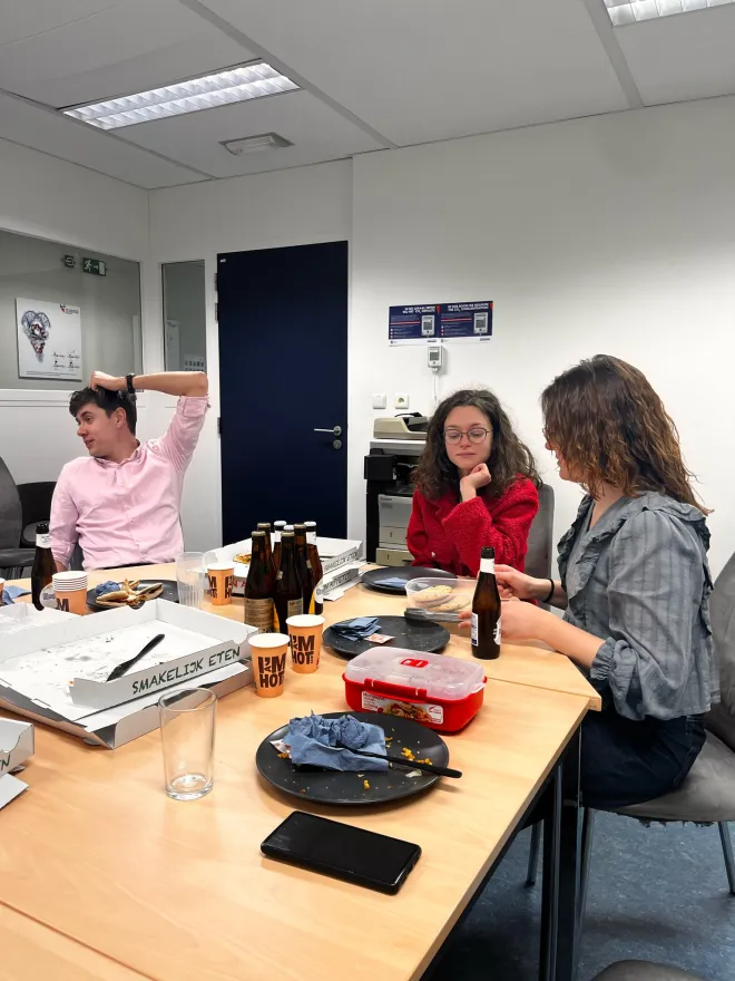 Discussing science during the pizza lunch