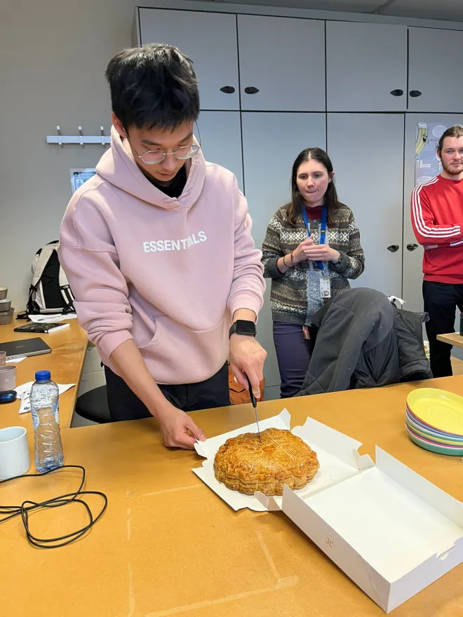 Shen is cutting the pastry cake