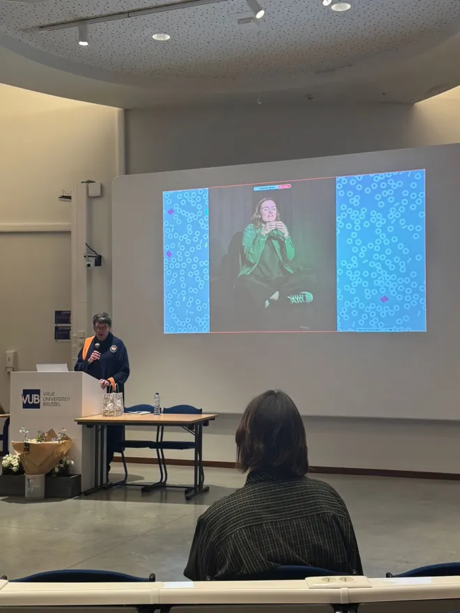 Joris is delivering an appraisal speech for Julia