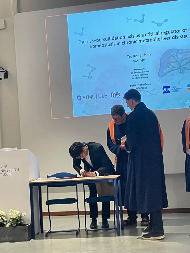 Shen signs his ULB PhD certificate