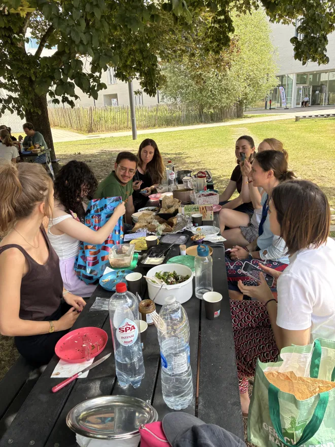 potluck lunch under a tree on the VUB campus