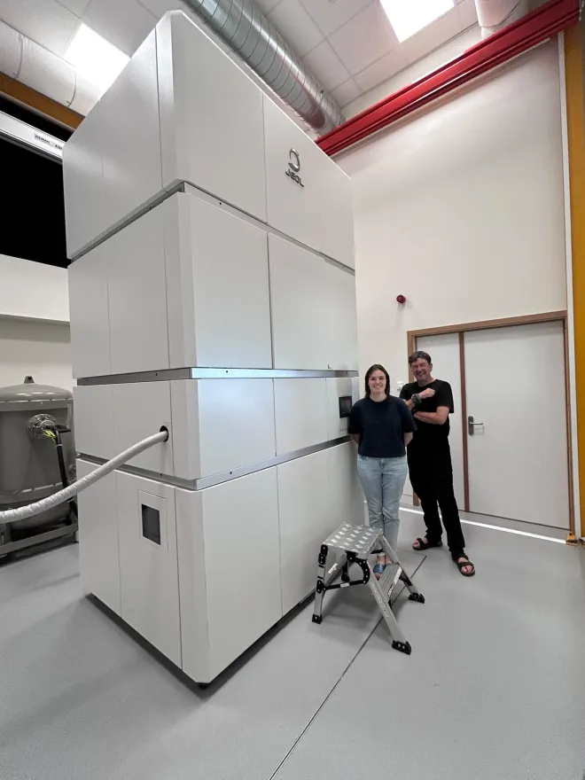 How do Julia and Joris compare in size to the cryo-EM microscope?